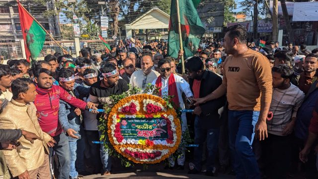 সুশৃংখলভাবে নেতাকর্মী নিয়ে বিজয় দিবস পালন করলেন মামুনুর রশিদ মামুন
