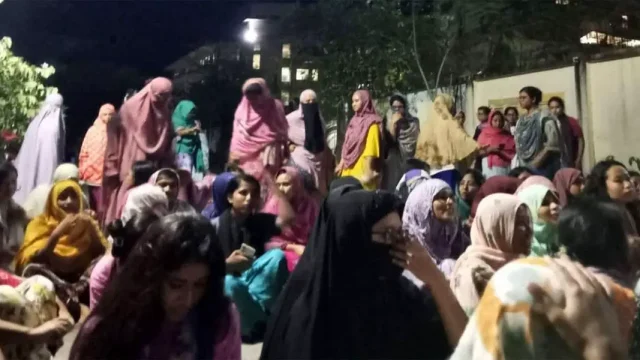 নোবিপ্রবিতে হলের খাবারে ভর্তুকির দাবিতে ছাত্রীদের বিক্ষোভ