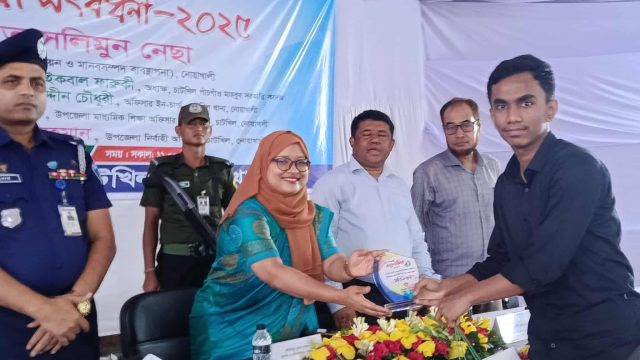 চাটখিলে এসএসসি সমমানের কৃতী শিক্ষার্থীদের সংবর্ধনা প্রদান