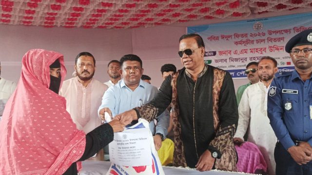 চাটখিল পৌরসভায় ৪ হাজার ৬ শত পরিবারের মাঝে ভিজিএফ চাল বিতরণ