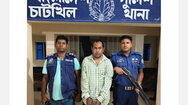 এয়ারপোর্ট থেকে সাজা প্রাপ্ত আসামিকে গ্রেফতার করেছে চাটখিলে থানা পুলিশ